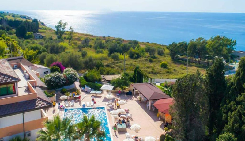 Panoramica vista mare villaggio san domenico tropea